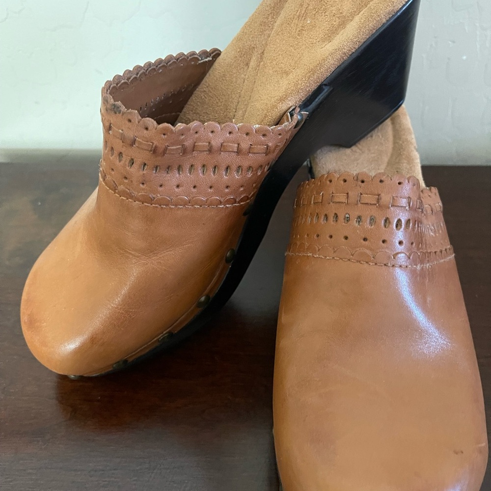 Women's Tan Leather Clogs